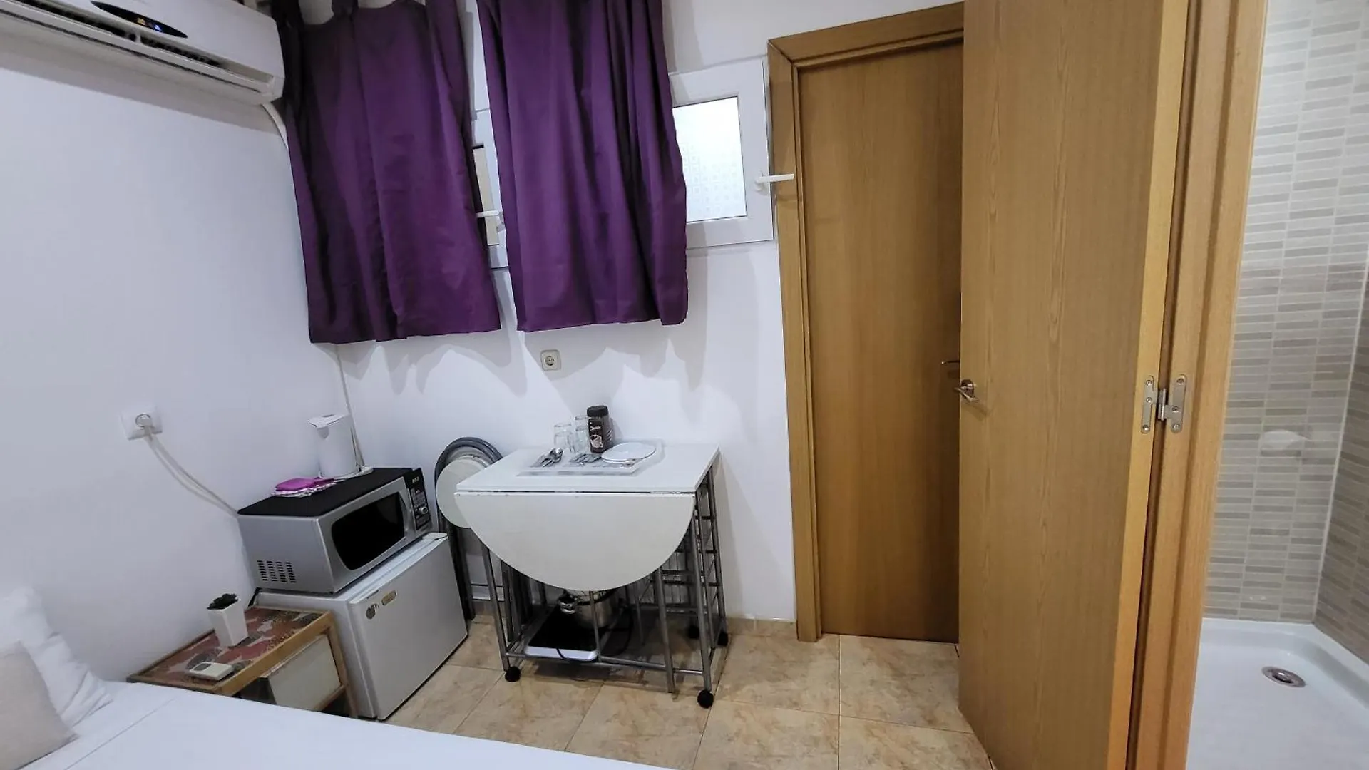 Barcelona Rooms 294 2*,