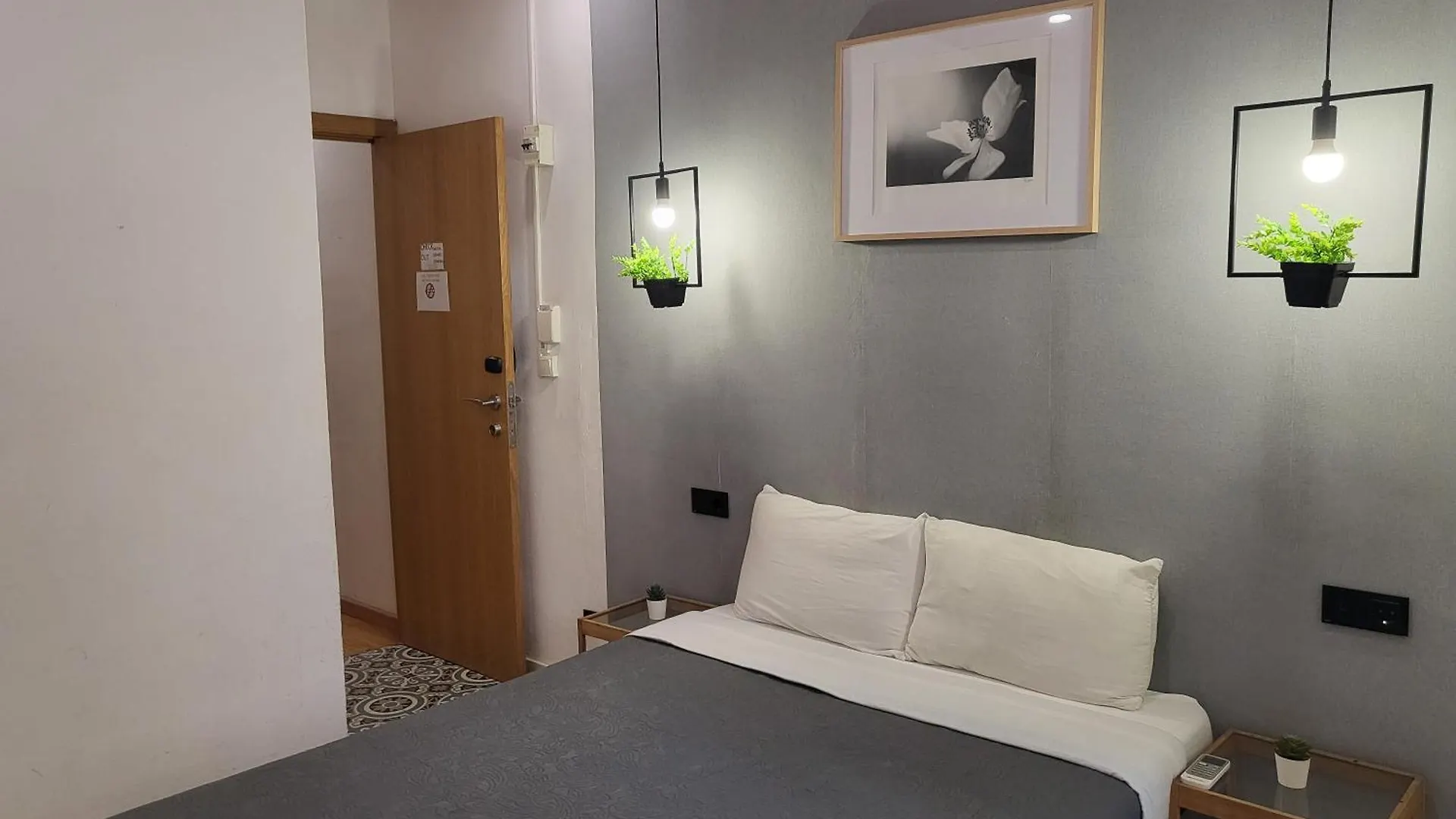 Barcelona Rooms 294 2*,